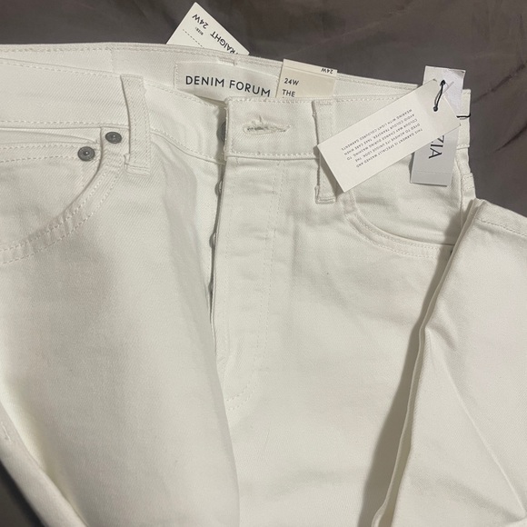 BNWT - Denim Forum
The Arlo Hi-Rise Straight Jean
24, Tall, A Little White Lie - Picture 3 of 4